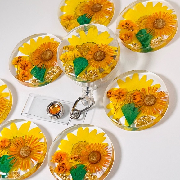 Badge holder for teachers and medical students. Hand-made with real flowers. - Picture 7 of 8